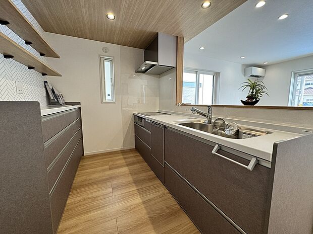 パナソニックのシステムキッチン。背面収納も充実したおしゃれキッチン。