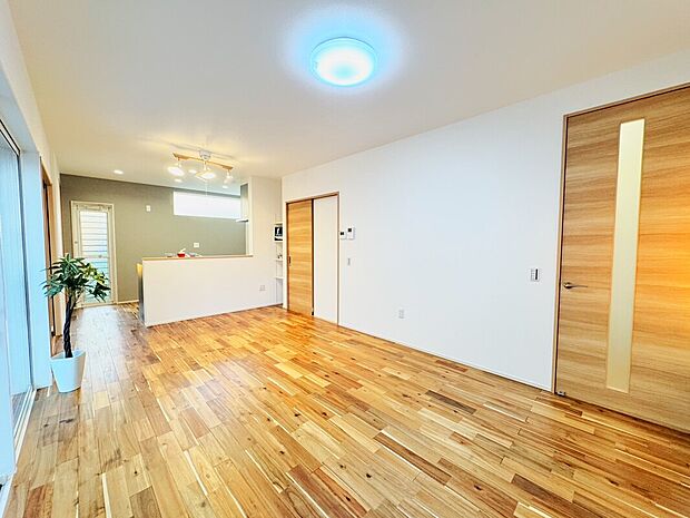 【施工例:LDK】※実際の仕様とは異なります。
井田産業株式会社のサッシはLow-Eペアガラスを採用。暑さ寒さを軽減し省エネ効果を高めています。