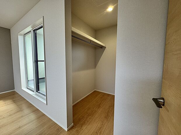 【ウォークインクローゼット】主寝室入口付近に設けたウォークインクローゼット。季節物の収納スペースとしても◎