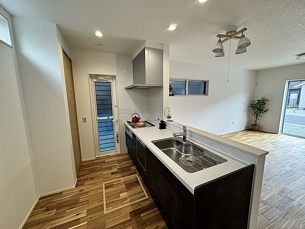 【キッチン】浄水器・食器洗浄乾燥機付きのシステムキッチン。IHクッキングヒーターはお掃除しやすく、タイマー機能を上手に使って効率よく調理することができます。