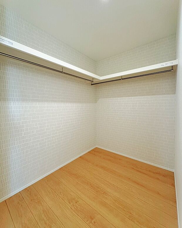 【【弊社施工例】主寝室の収納 ※実際の仕様とは異なります。】主寝室のウォークインクローゼット。1階ホールのファミリークローゼットと合わせて衣類の他にもたっぷり収納できます。