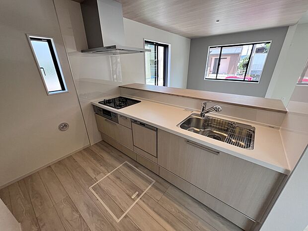 人気の対面式システムキッチンでご家族との会話も自然と弾みます