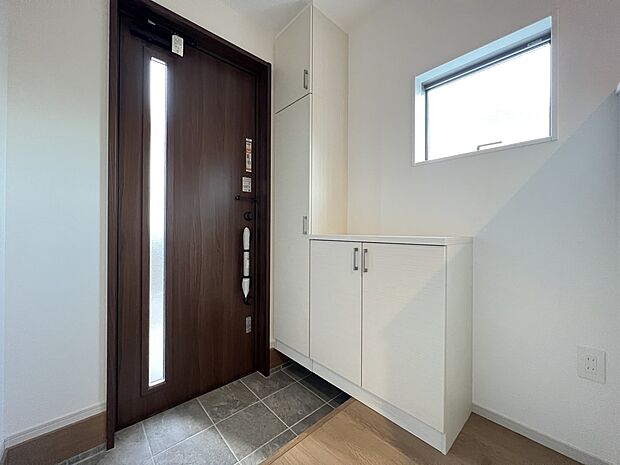 下駄箱収納、小窓付きの玄関スペース(1号棟)