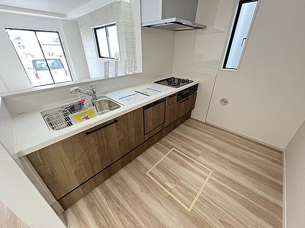 食洗機・浄水器付きの扱いやすいシステムキッチン リビングを一望できます