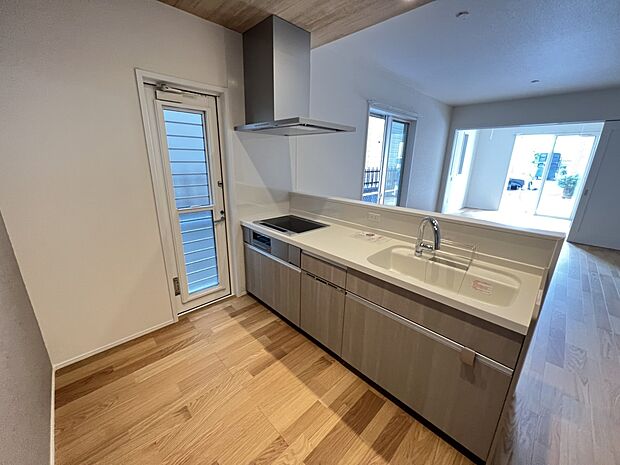 リビングを一望できる対面式システムキッチン 食洗機・浄水器・勝手口付き