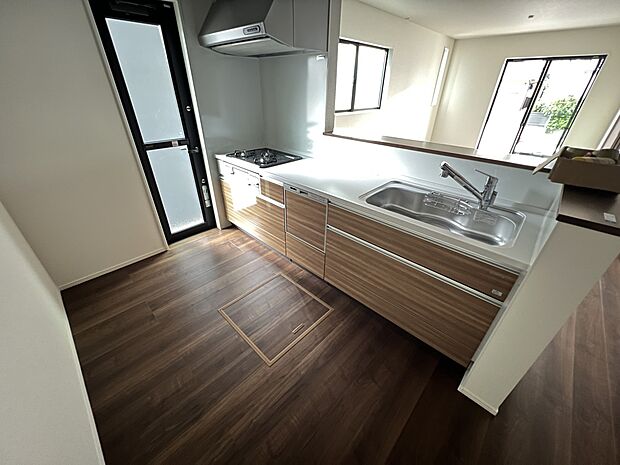 リビングを一望できる対面式システムキッチン 勝手口・食洗機・浄水器付き(2号棟)