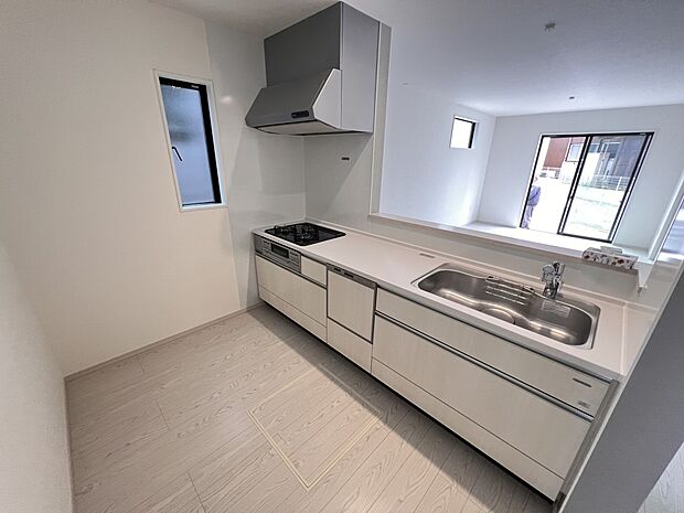 リビングを一望できる対面式システムキッチン　食洗機・浄水器付き