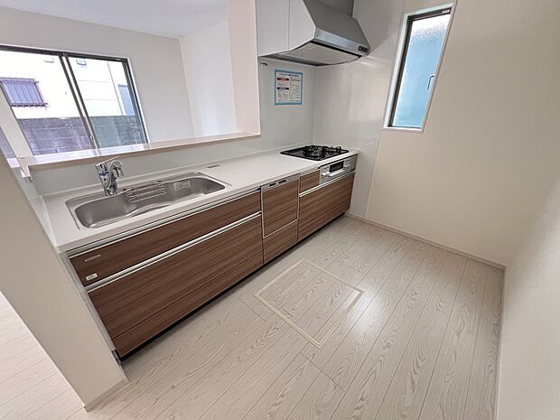 人気のカウンターキッチン ご家族との会話も自然と弾みます(1号棟)