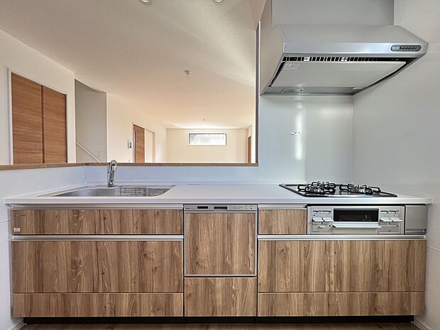 リビングを一望できる対面式システムキッチン(1号棟)