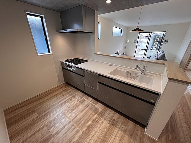 リビングを一望できる対面式システムキッチン　食洗機・浄水器付き(2号棟)