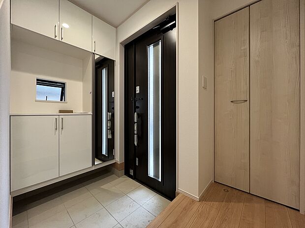 収納スペース豊富な玄関スペース(B号棟)