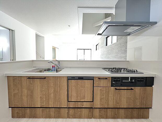 リビングを一望できる対面式システムキッチン 食洗機・浄水器付き