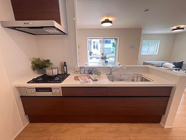 キッチンは2人並んでも余裕のスペースを確保。お子様とお料理なども楽しめそうです(1号棟)