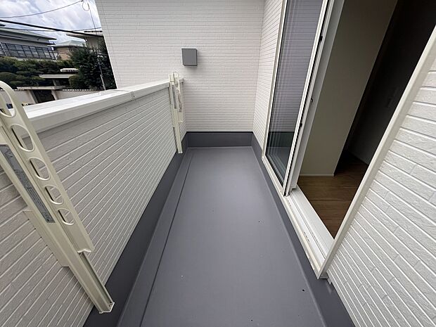 洋室6.5帖から出入り可能なルーフバルコニー(1号棟)