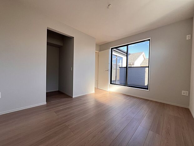 洋室8.2帖 ウォークインクローゼット、バルコニー付 ご夫婦の寝室としてもお使いいただけます