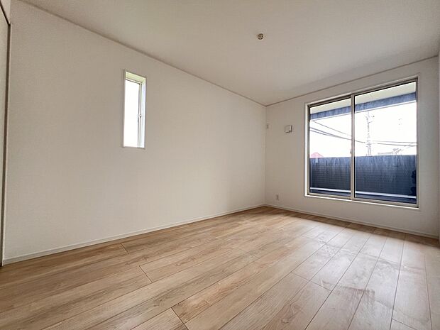 洋室6.7帖はバルコニー付きの広めのお部屋　ご夫婦の寝室にどうぞ