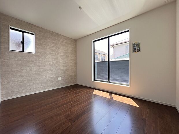 洋室6帖 WIC、バルコニー付きの広めのお部屋 ご夫婦の寝室にどうぞ