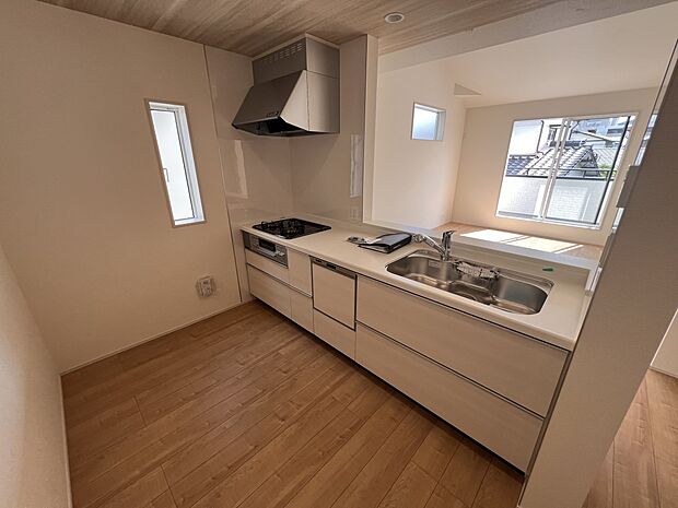 リビングを一望できる対面式システムキッチン(1号棟)