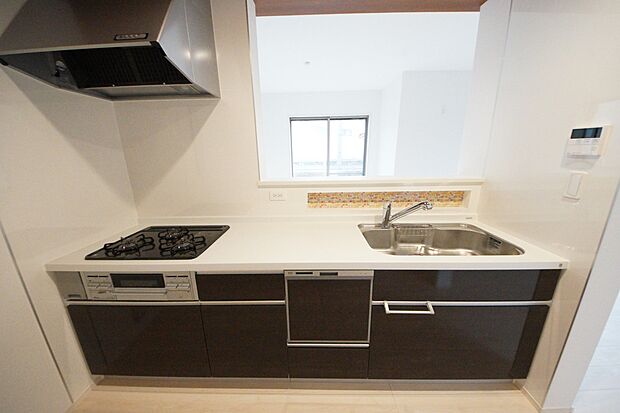 リビングを一望できる対面式システムキッチン(同仕様)