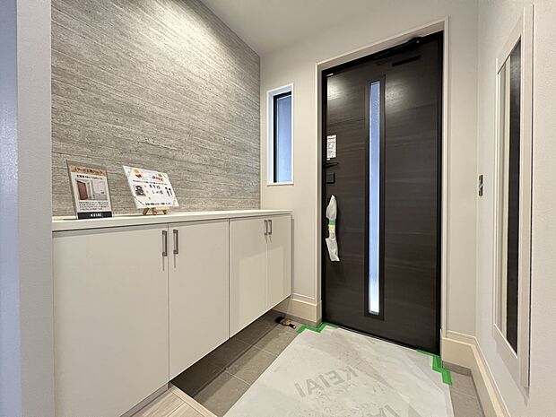 下駄箱収納、小窓付きの玄関スペース