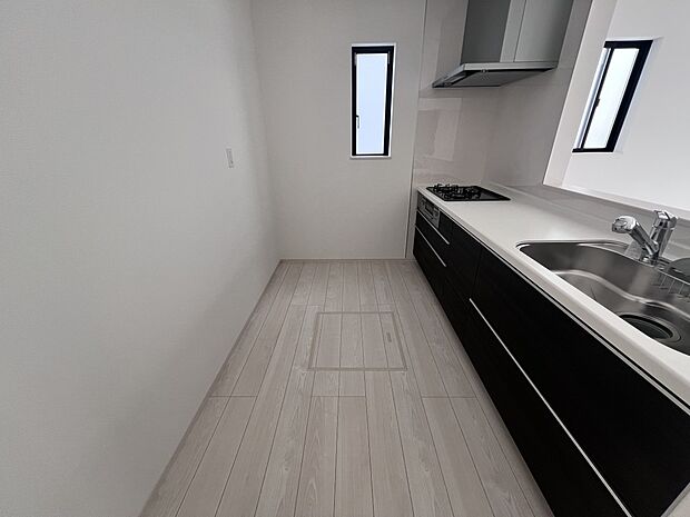 リビングを一望できる対面式システムキッチン(A号棟同仕様)