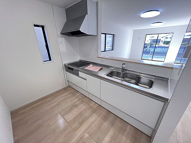 リビングを一望できる対面式システムキッチン　IHクッキングヒーター搭載(2号棟)