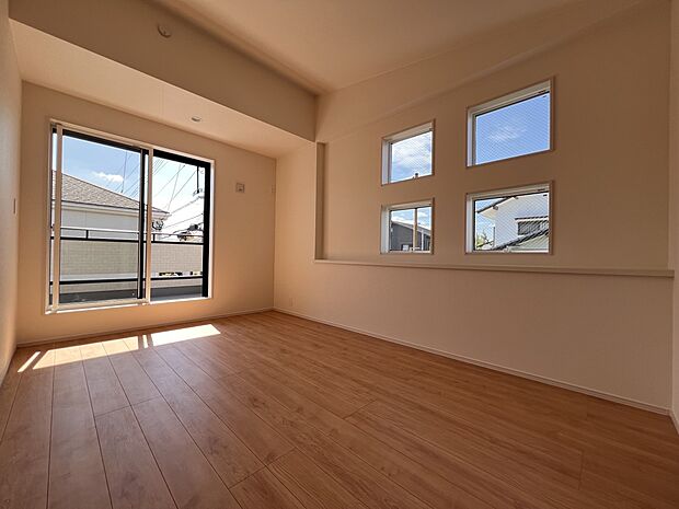 洋室7.375帖 均等に並んだ小窓がお洒落なお部屋 WIC、バルコニー付きです(1号棟)