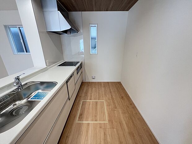 2人並んでも余裕のあるキッチンは毎日のお料理もはかどりそうです（同仕様)