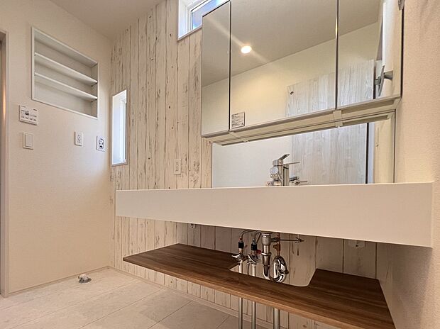 お洒落なオープンサニタリーを設置した洗面スペース（同仕様)