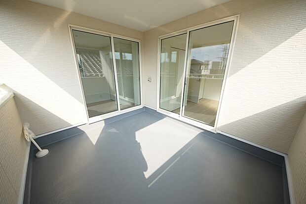 急な雨にも安心なインナータイプの広々としたバルコニー(1号棟同仕様)