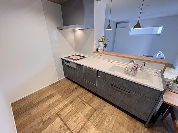 リビングを一望できる対面式システムキッチン IHクッキングヒーター搭載!