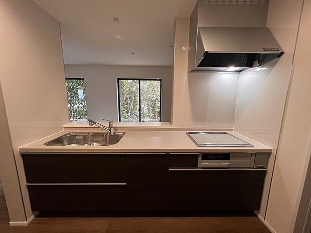 リビングを一望できる対面式システムキッチン