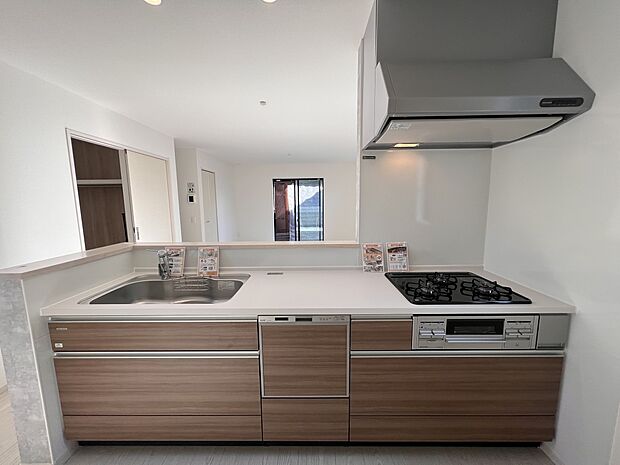 リビングを一望できる対面式システムキッチン 食洗機・浄水器付き(1号棟)