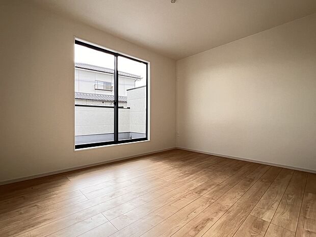 洋室10.4帖　ウォークインクローゼット、バルコニー付（同仕様)