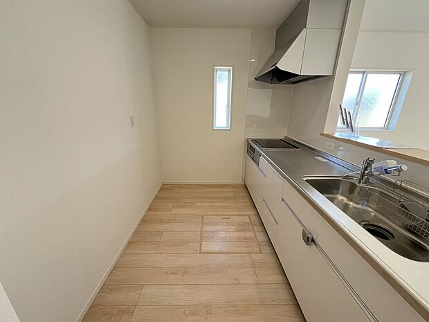 2人並んでも余裕のあるキッチンは毎日のお料理もはかどりそうです（同仕様)