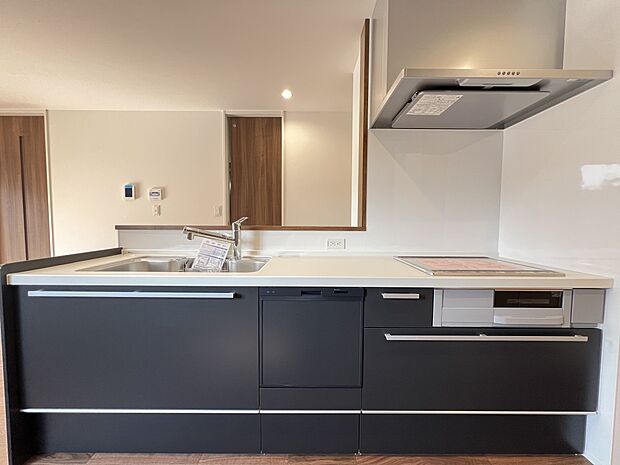 アイランドキッチン仕様で家事動線もスムーズです(同仕様)