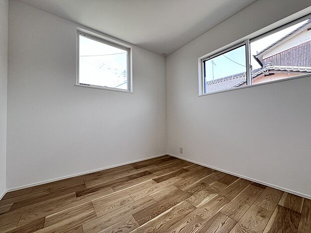 洋室5帖　2階全居室2面採光仕様です(同仕様)