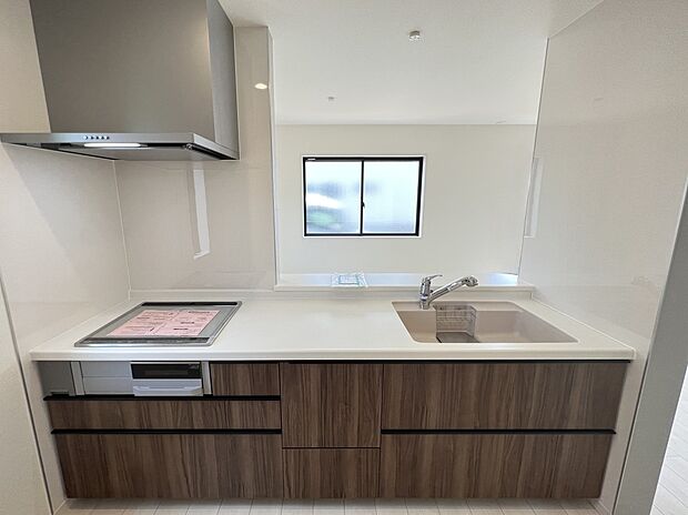 扱いやすいシステムキッチンで毎日のお料理もはかどります(同仕様)