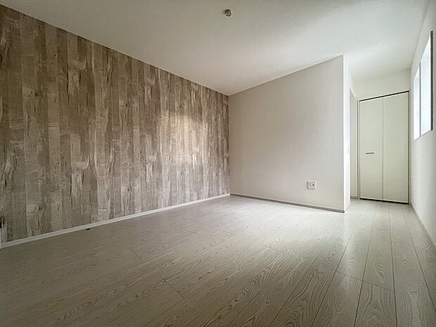 アクセントクロスがお洒落な洋室7.7帖　W.I.C付きの広めのお部屋です