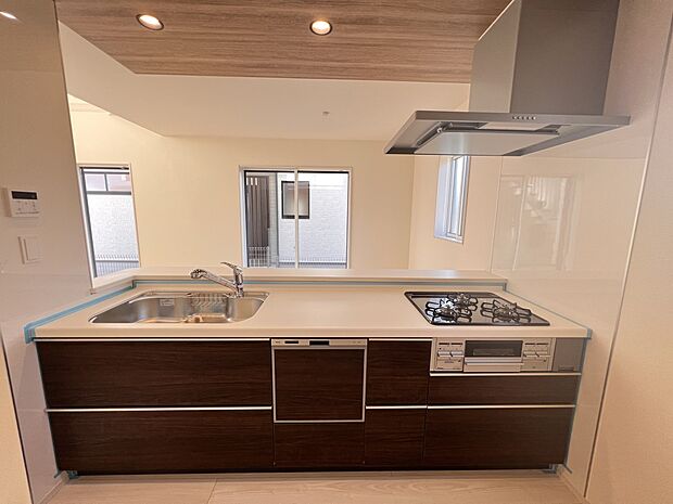 食洗機・浄水器付きの扱いやすいシステムキッチン リビングを一望できます(2号棟)