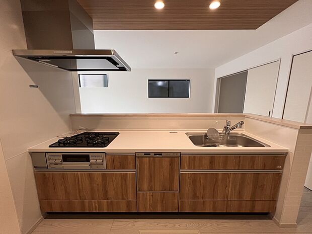 リビングを一望できる対面式システムキッチン　食洗機・浄水器付き(2号棟)