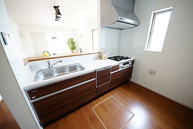 扱いやすいシステムキッチンで毎日のお料理もはかどります(同仕様)