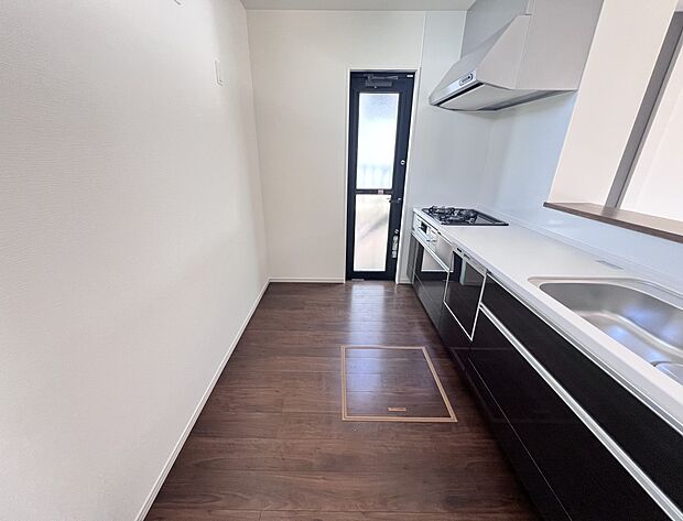 扱いやすいシステムキッチンで毎日のお料理もはかどります(1号棟同仕様)