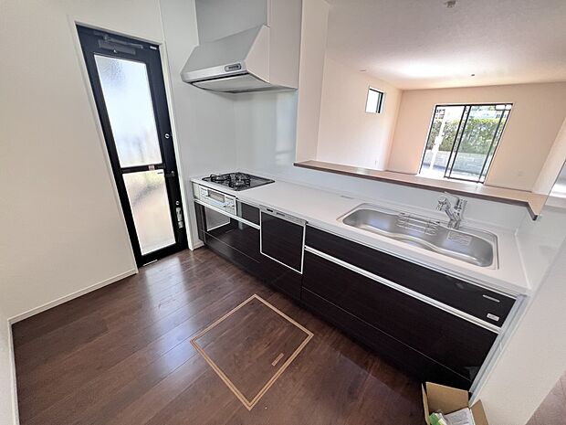 扱いやすいシステムキッチンで毎日のお料理もはかどります(1号棟同仕様)