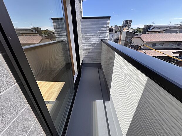 バルコニーは2、3階に設置します(1号棟同仕様)