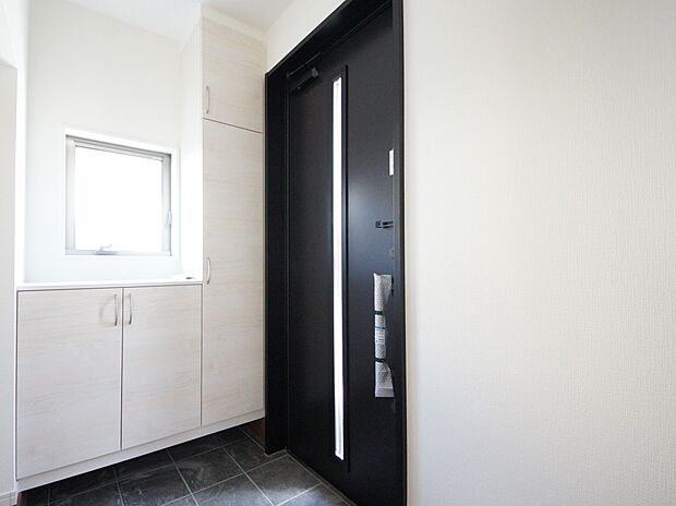下駄箱収納、換気に便利な小窓付きの玄関(1号棟同仕様)