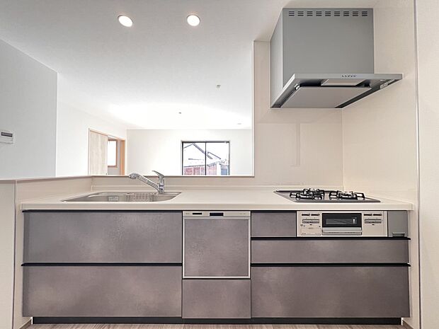 キッチンは2人並んでも余裕のスペースを確保。お子様とお料理なども楽しめそうです