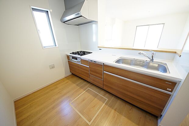 扱いやすいシステムキッチンで毎日のお料理もはかどります(1号棟同仕様)