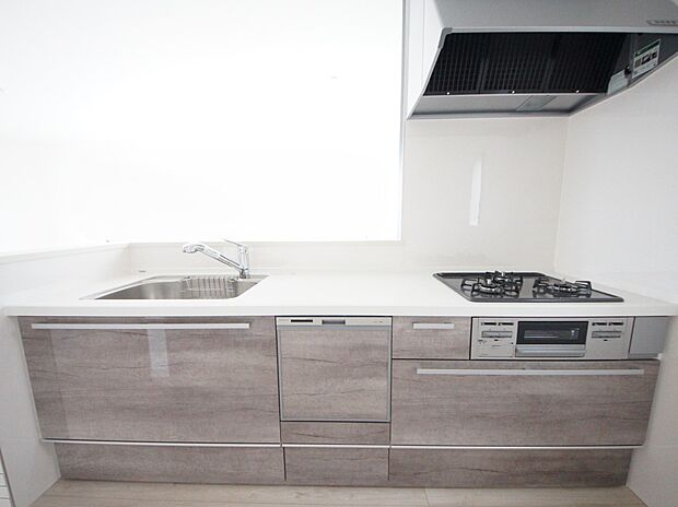 食洗機・浄水器付きの扱いやすいシステムキッチン（1号棟同仕様）