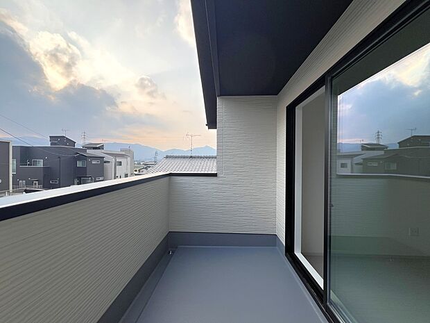 洋室12.18帖からアクセス可能なバルコニーは南向きのため陽当たり良好（1号棟同仕様）